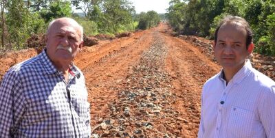 Imagem da notícia Prefeito de Figueirão, Juvenal Consolaro e vice Jorge Mortari visitam obra de cascalhamento da estrada do Mirassol